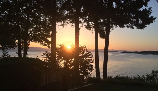 waterfront 3 bedroom bungalow over looking Parksville Bay
