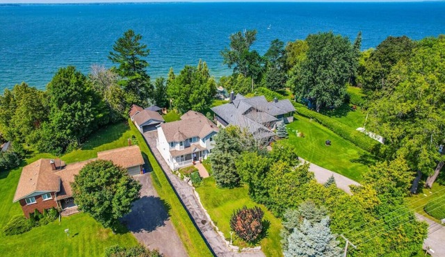 Waterfront 4BR Cottage: *Boat Deck & BBQ*