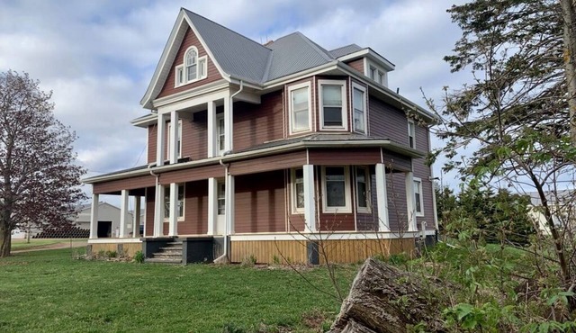 Waterfront 6 bedroom (8 beds) , 51/2 bath house in Summerside, Pei.