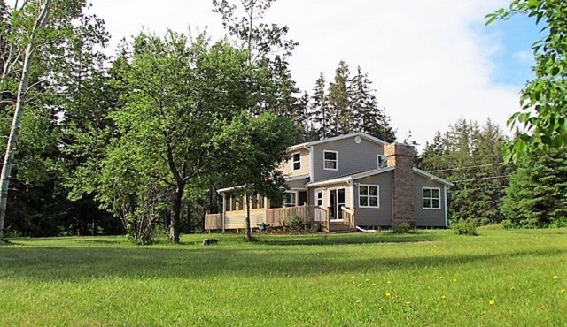 Waterfront Beach House, mins from National Park Beaches and Charlottetown