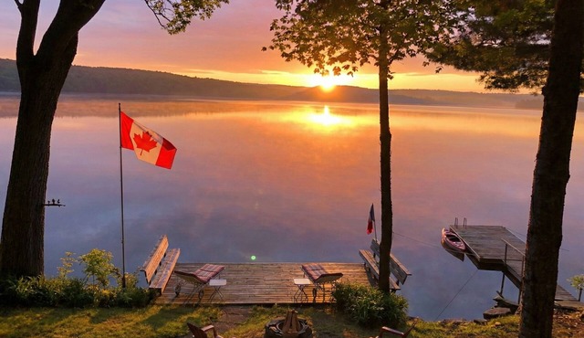 Waterfront Cottage on Halls Lake