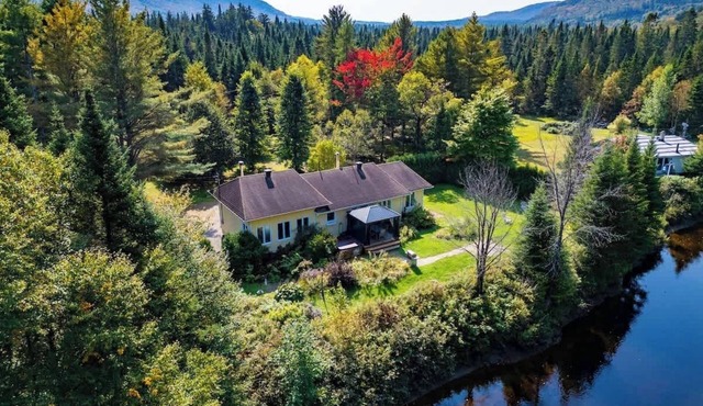 Waterfront Chalet: Hot Tub, Kayak & Fire Pit