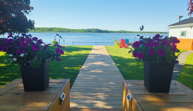 Waterfront Cottage with Panoramic Lake View and Great Privacy