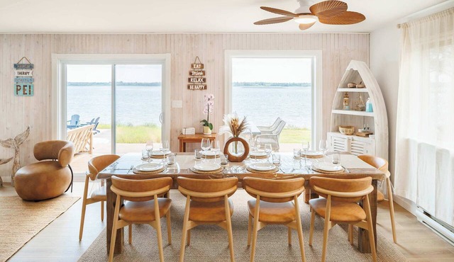 Waterfront Cottage with Pool, 20 min from town