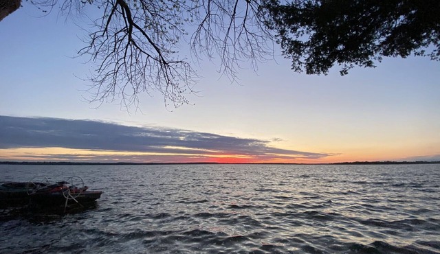 Waterfront Cottage at south shore of Lake Scugog in Caesarea