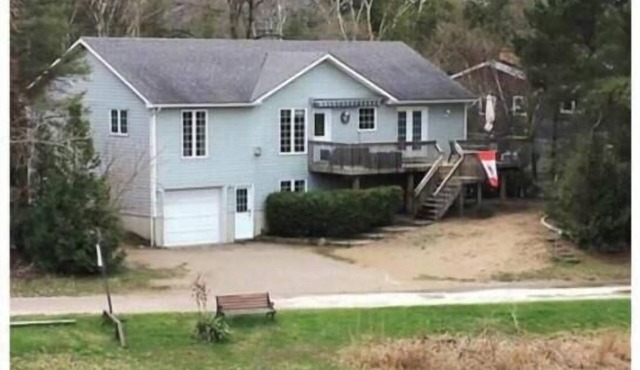 Waterfront cottage | Sleeps 10 | Steps away from Port Franks private beach