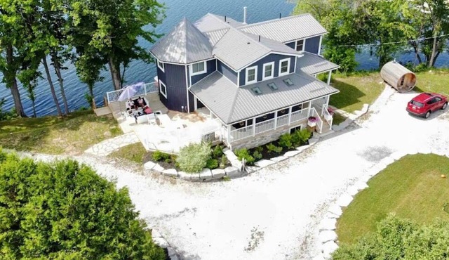 Waterfront Cottage w Sauna on Sharbot Lake