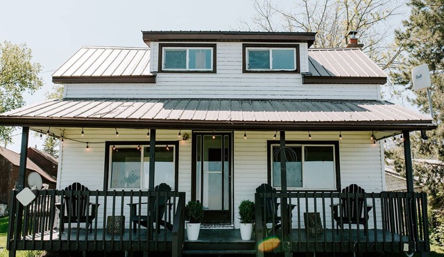 Waterfront Cottage in Marysville Wolfe Island - Fisherman's Cottage