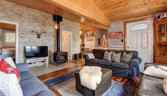 Waterfront Cottage ~ Fireplace ~ Kawartha