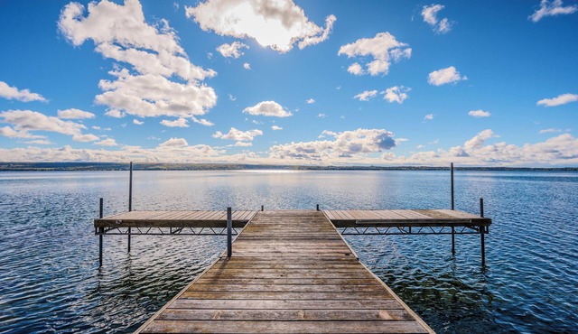 Waterfront Cottage - Incredible View and Hot Tub