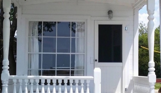 Waterfront, cozy, clean one bedroom, newly renovated cottage