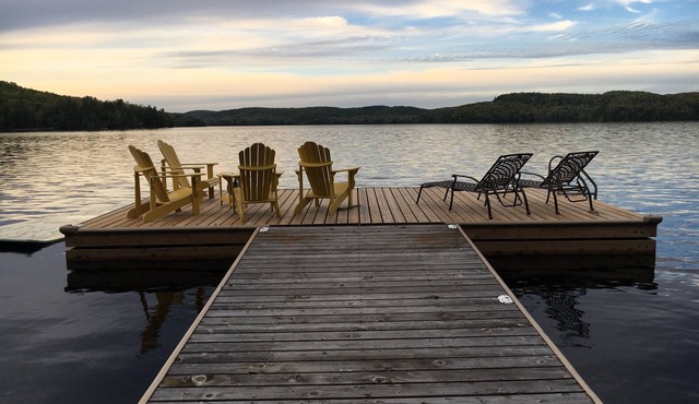 Waterfront Family Retreat w/Sauna, Hot tub, Fire Pit, Sandy Beach, Deep off Dock in Halinburton