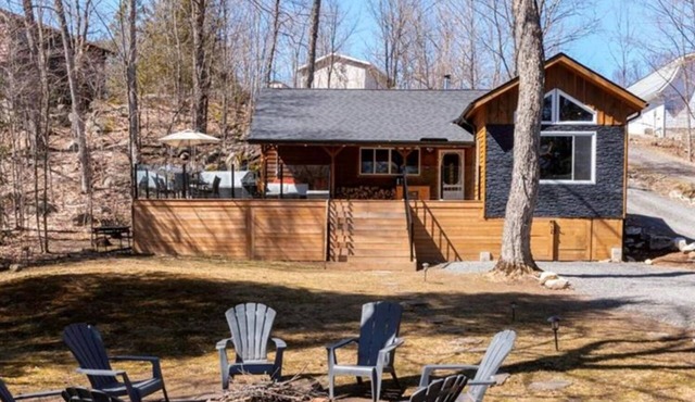 Waterfront getaway on Lake Manitouwabing. Hot tub, bunkie, canoes and kayaks! in McKellar
