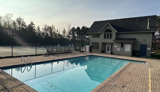 Waterfront home w/beach, pool, and tennis. 5 min to Blue Mountain.