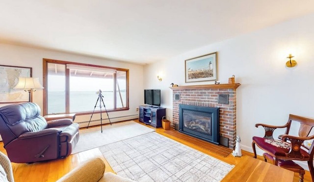 Waterfront home with beautiful bay views - near shops & dining