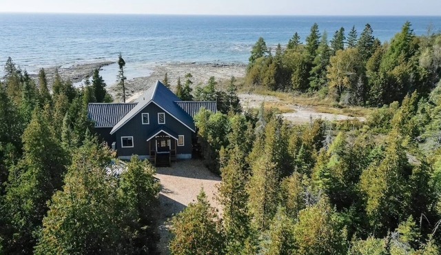Waterfront Lakehouse | + EV Charger | AC | Backup Generator |
