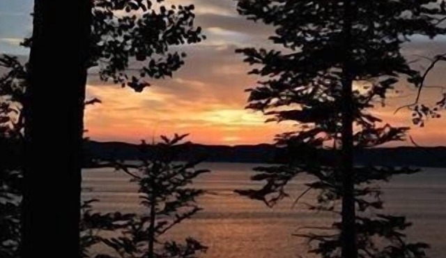 Waterfront log chalet. The perfect getaway, a hidden gem.