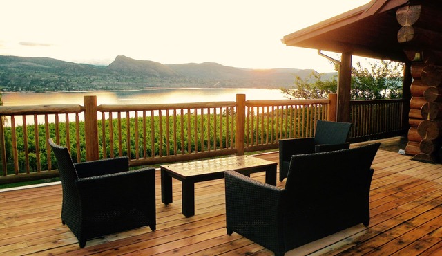 Waterfront Log Home B&B, 4BR, Naramata Bench, In The Heart Of Wine Country