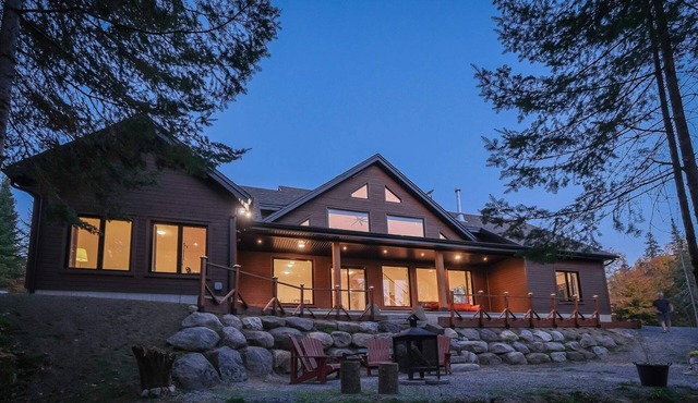 Waterfront Luminous Chalet with Lake Access in Nominingue