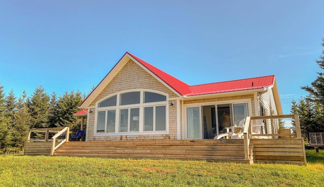 Waterfront oasis with private dock, hot-tub, 2 minutes to beach