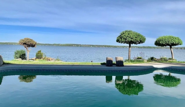 Waterfront Sunrise bungalow w/Swimming Pool