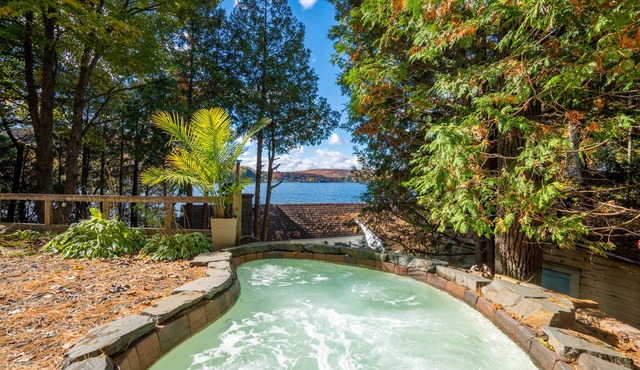 Waterfront with amazing terrasse on Orford lake with inground salt spa and sauna