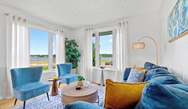 Waterview Retreat| Large Deck | Minutes to Downtown
