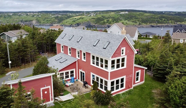We are Canadian! Modern Salt Box with Amazing Ocean Views 10mins from St. John's
