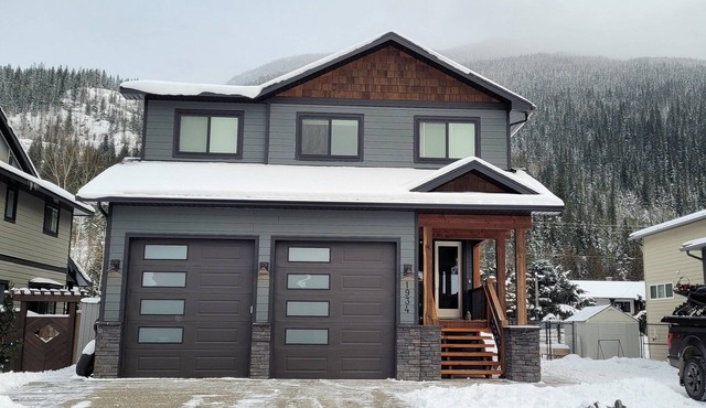 Welcome to The Aspen Chalet! A modern and cozy retreat at the base of RMR.