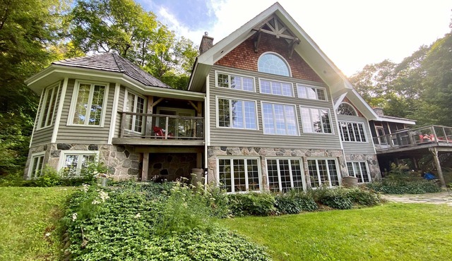 Welcome to this 4,200 sq. ft, 7 bedroom Cottage on Lake of Bays! Sleeps 16