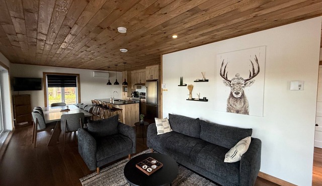 Welcome to your haven of peace, a magnificent chalet nestled in the heart of nature. in Rivière-Rouge