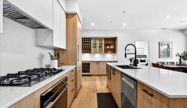 Welcome to Zara at Lakestone! A premier lakeside community for a peaceful escape with pickleball courts, sauna, and gym. Stunning 3-bedroom condo blending organic textures with sleek modern design, like a private gallery overlooking the mountains.