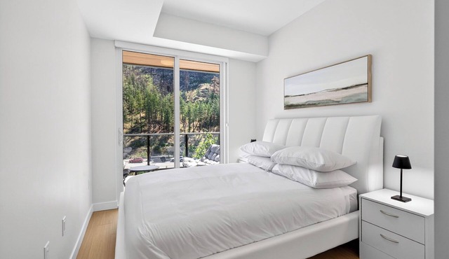 Welcome to Zara at Lakestone! Modern 1BR Lake Country condo with mountain views, covered balcony & BBQ. Sleeps 4 (Queen bed + sofa bed). Enjoy the gym, sauna, pickleball & gourmet kitchen. Minutes to wineries, beaches, hiking & Kelowna Airport.