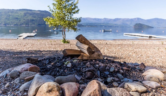 Welcoming family-friendly lake front condo on the beautiful, sunny Shuswap Lake!