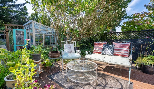 Well-appointed 2-bedroom garden suite escape - 2 minutes to the beach!
