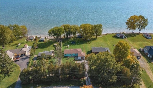 Weller's Bay Waterfront Cottage