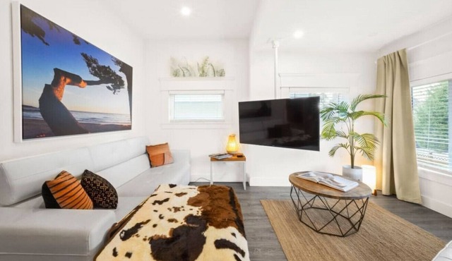 West Coast Retreat w/Hot Tub+Sauna+WFH - 2BR