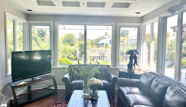 WestDockHouse -Riverside 4BR Villa with Private Dock near UBC & Golf & Airport