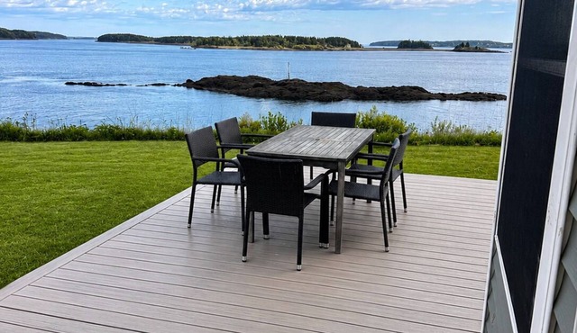 Whale Watching from the Deck/Fully Renovated/All new furnishings in Eastport