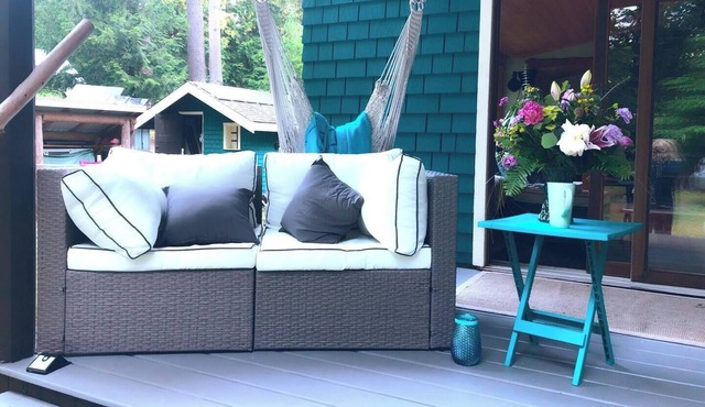 Whimsical 4 bedrooms + one loft cottage on Savary Island