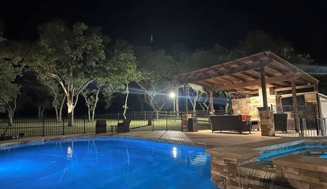 Whispering Oaks Estate: Pool/Spa/Fire Pit/10 Acres in Dripping Springs