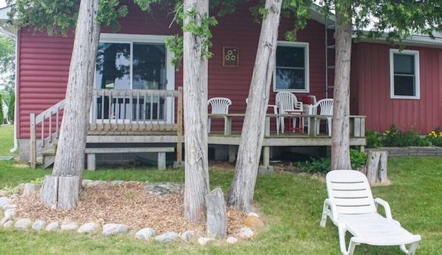 Whispering Waters - Two Bedroom Cottage, Sleeps 6