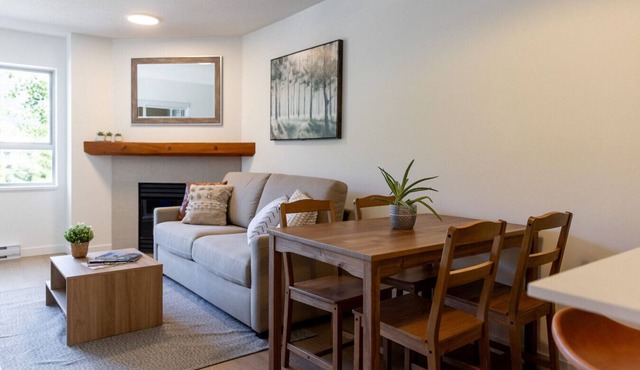 Whistler Village 1BR: Sleeps 4. Walk to lifts, shopping & more! Free Parking!