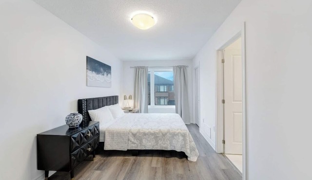 Whole House 4 BR 3.5 WR, 2 km to H.W 403 & Downtown