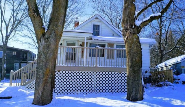 Whole house in Orillia 5 min walk to beach. 28 days or more rental.