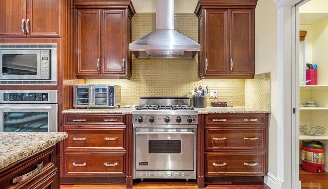 WHOLE HOUSE/ TOP-NOTCH AREA/ 7 BEDROOM/ SLEEPS 23 PERSONS/ FULL KITCHEN