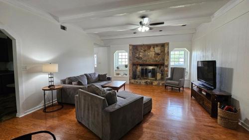 Willow and Stone Escape sleeps 6 in Warner Robins