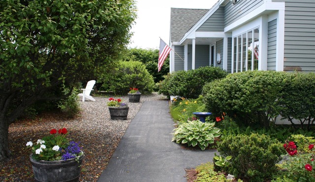 Windswept-An adorable apartment across from the beach