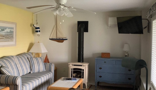 Windswept-An adorable apartment across from the beach in York