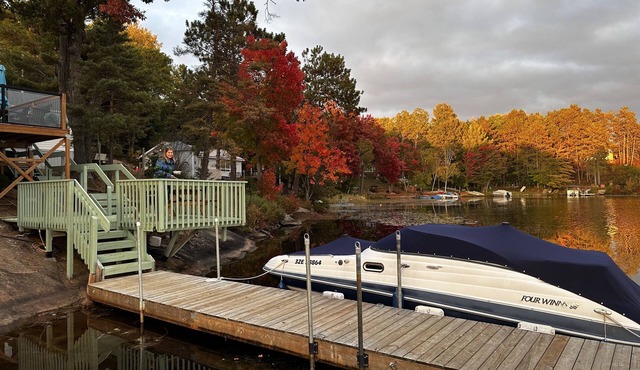 Winter/summer paradise family Cottage. Cosy getaway. Water front skidoo trail
